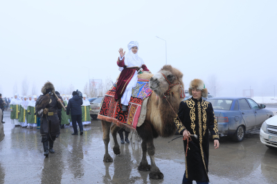 Ақ кимешек пен ақ орамал керуені: Ақтөбеде әжелер мен келіндер көшелермен жүріп өтті