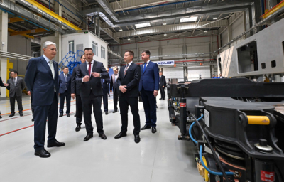 Мемлекет басшысы Stadler Kazakhstan зауытымен танысты