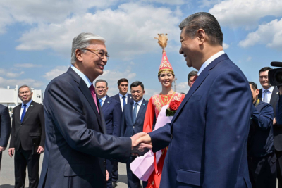 Тоқаев Си Цзиньпинді Астана әуежайынан қарсы алды
