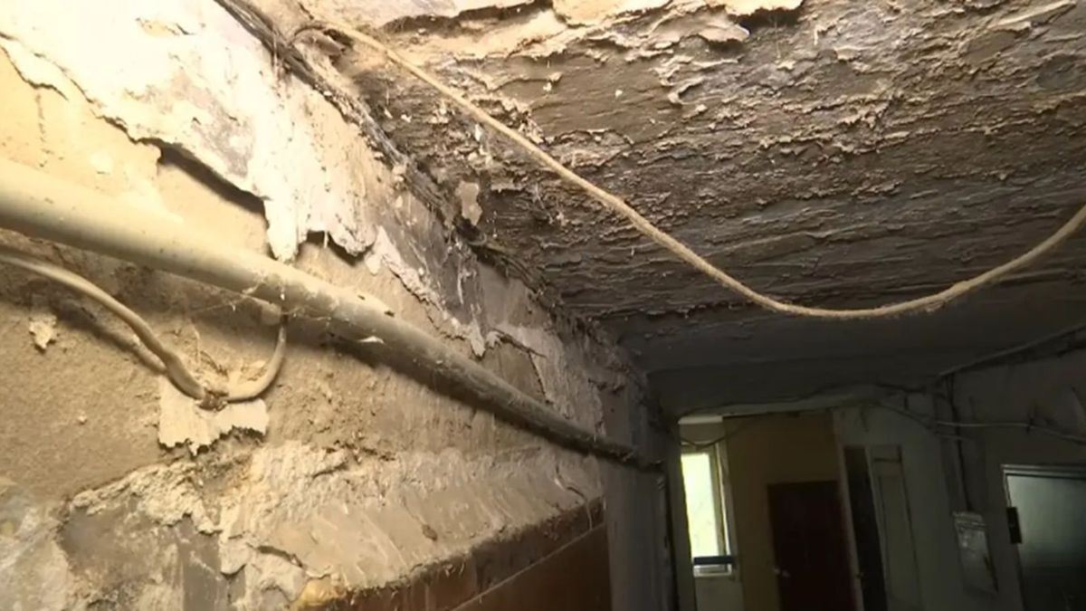 Ақтөбеде тұрғындар 40 жыл бұрын салынған іргетасы жоқ, шатыры тесік жатақханада жан бағып отыр