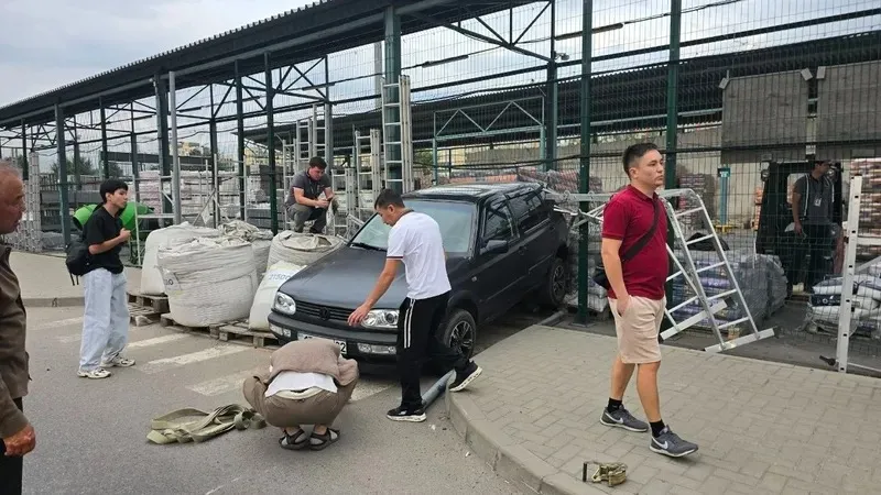 Алматыда гипермаркет тұрағындағы жол апаты: Golf тоқтай алмай, елді дүрліктірді