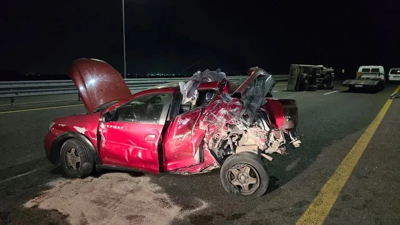 БАКАД-та жүк көлігі тоқтап тұрған Renault көлігіне соғып, үш адам зардап шекті