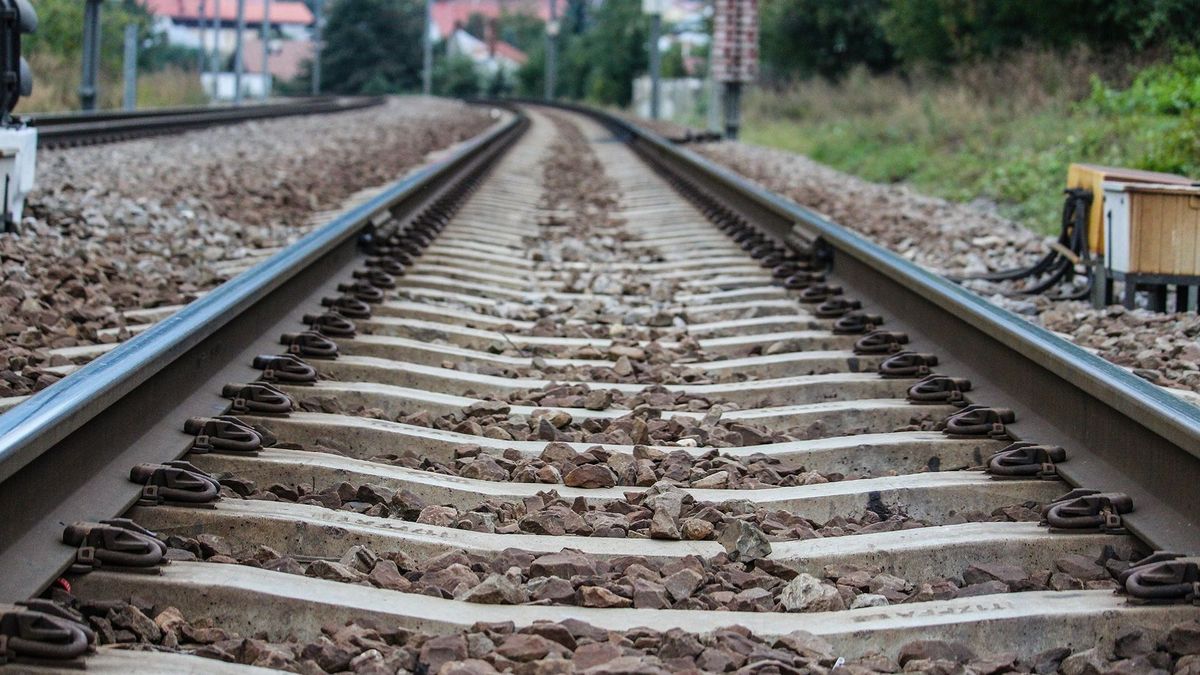 Павлодар теміржол вокзалында жігіттің аяғын пойыз жұлып әкетті: ол сегіз күннен кейін қайтыс болды